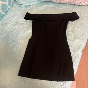 Lovers + Friends Black Dress. Off shoulder. Size xs